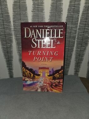 Danielle Steel Turning Point Paperback Novel – Bestselling Contemporary Fiction